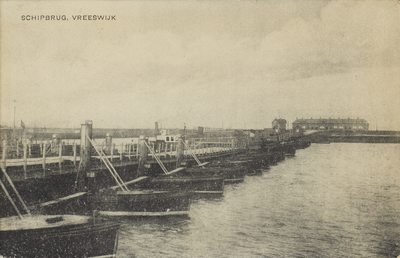 130412 Gezicht op de schipbrug over de Lek tussen Vreeswijk en Vianen.